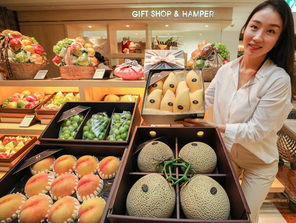 ▲ 4일 오전 현대백화점 압구정본점 식품관에서 직원이 프리미엄 고당도 과일 브랜드인 'H스위트' 선물세트 4종을 선보이고 있다.(사진제공=현대백화점)