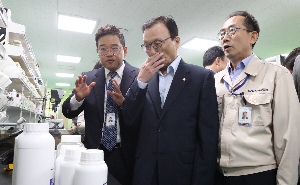 ▲더불어민주당 이해찬 대표가 4일 오전 인천 남동구 화장품 제조업체인 ㈜서울화장품을 방문, 연구시설을 둘러보고 있다. (연합뉴스)