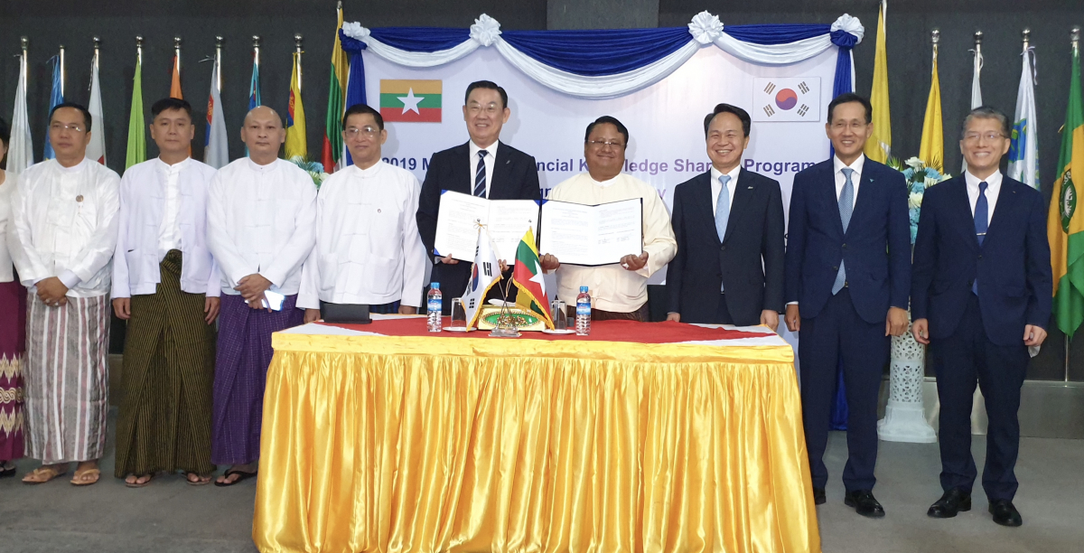 ▲(왼쪽에서 다섯 번째부터)김태영 은행연합회장과 킨마웅아예 미얀마은행협회장, 진옥동 신한은행장, 지성규 하나은행장, 강승중 수출입은행 수석부행장이 4일 미얀마 양곤에서 '금융지식 공유 프로그램' 운영협약을 체결한 뒤 기념촬영을 하고 있다.(사진제공=은행연합회)