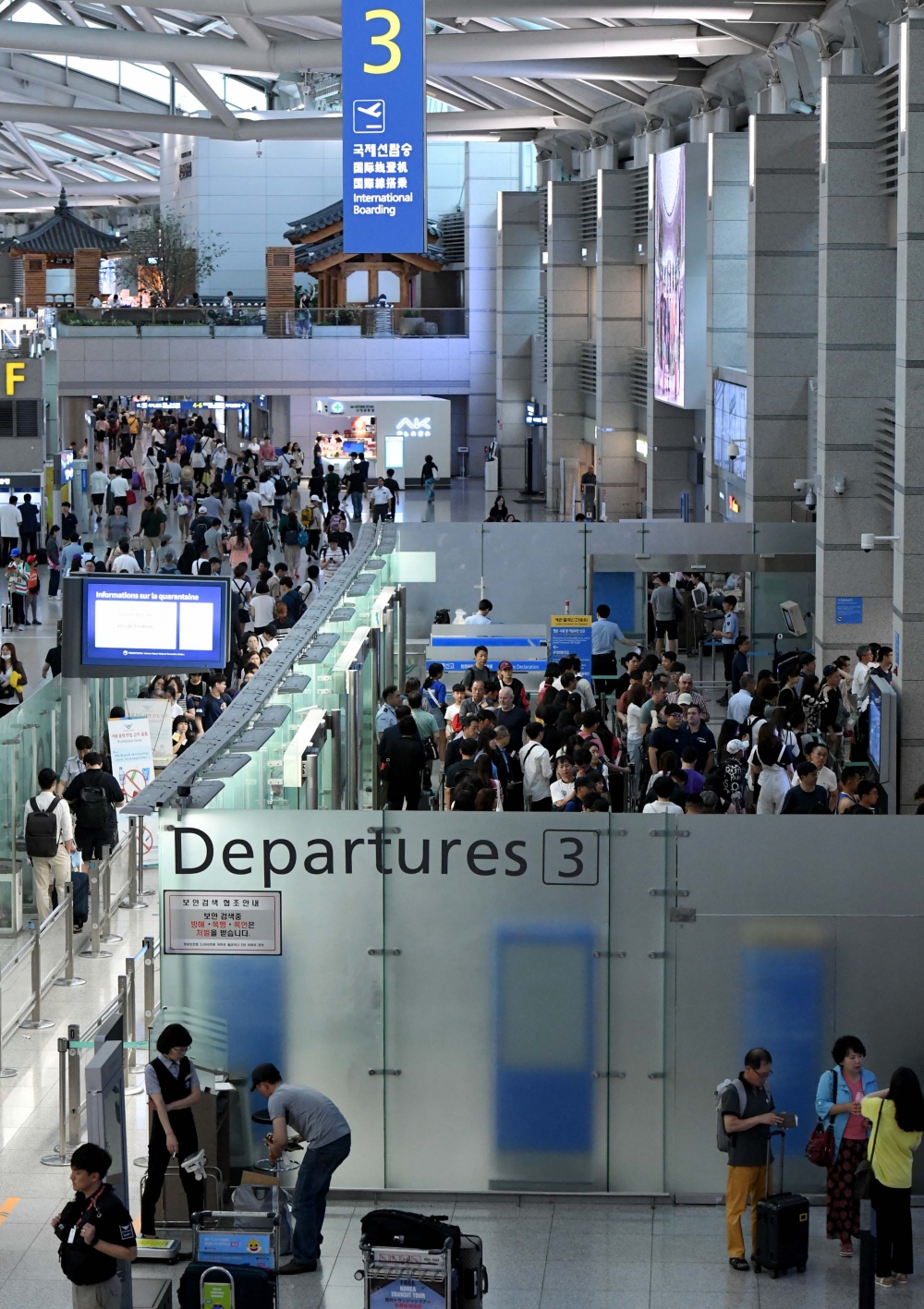 ▲본격적인 여름 휴가철에 접어든 24일 인천 중구 인천국제공항 출국장이 해외여행을 떠나는 피서객들로 붐비고 있다. 신태현 기자 holjjak@(이투데이DB)