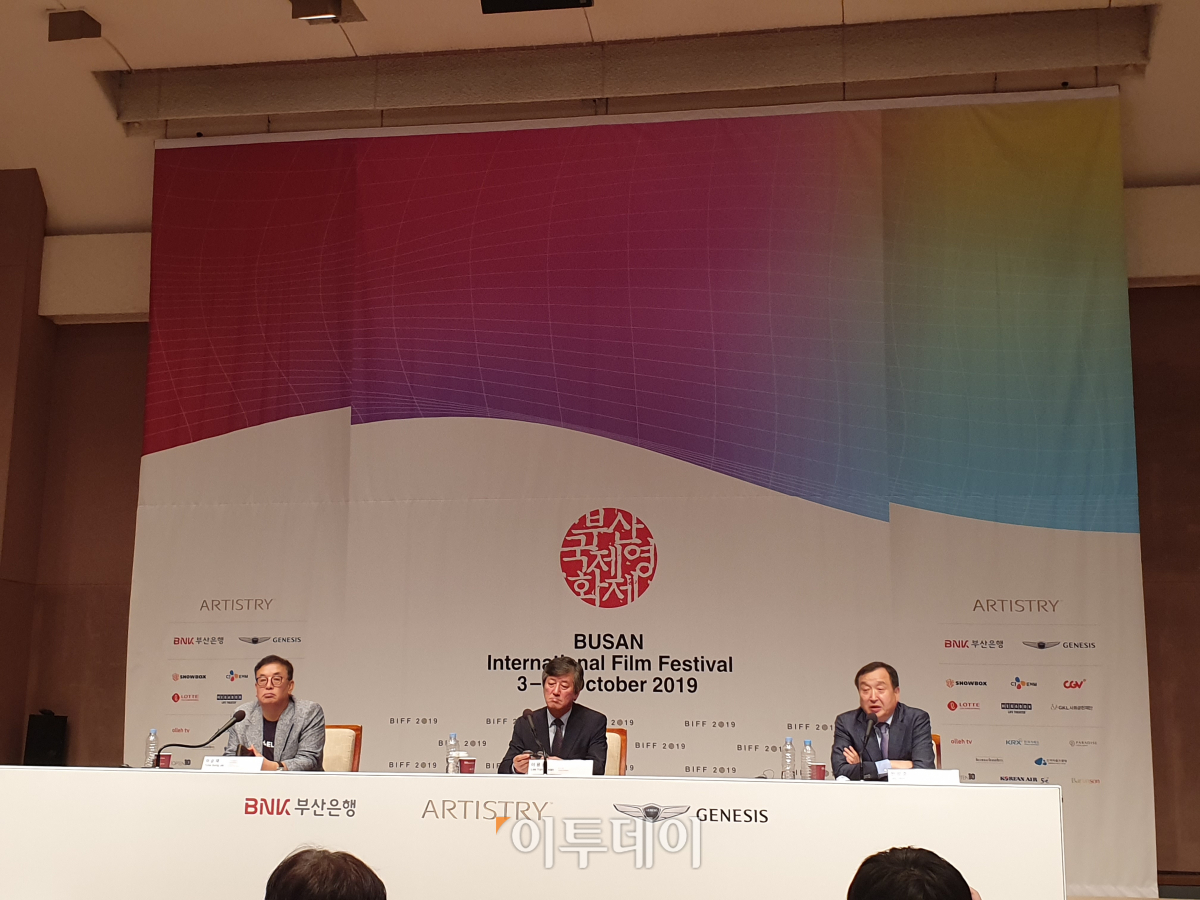 ▲4일 오후 서울 중구 한국프레스센터에서 열린 '제24회 부산국제영화제' 기자간담회에서 차승재(맨 왼쪽부터) 아시아필름마켓 운영위원장, 이용관 부산국제영화제 이사장, 전양준 집행위원장이 올해 영화제의 개·폐막작과 상영작, 주요 행사 등을 소개하고 있다. (김소희 기자 ksh@)