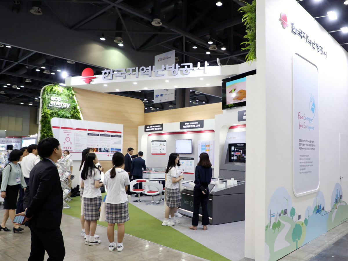 ▲‘2019 대한민국 에너지대전’에 참여한 한국지역난방공사 전시관에서 관람객들이 난방공사 신기술을 둘러보고 있다.(출처=한국지역난방공사)