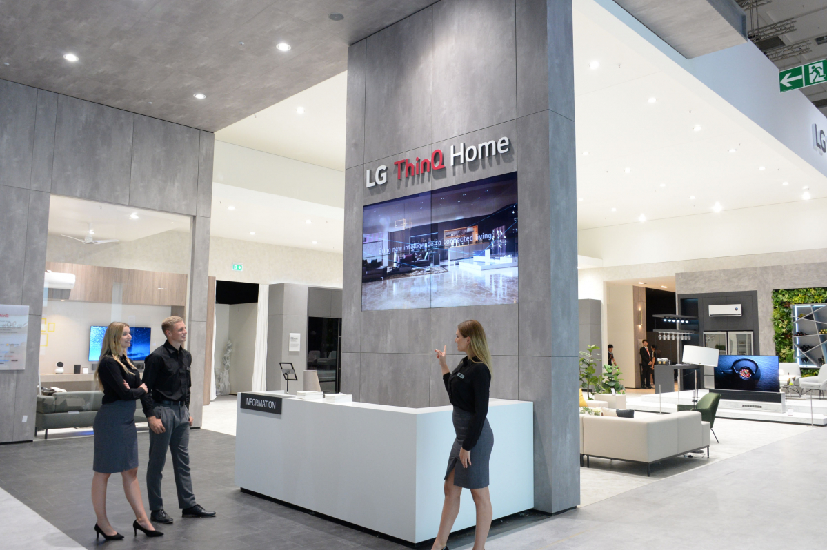 ▲독일 베를린에서 6~11일(현지시간)까지 열리는 IFA 2019 전시회에서 모델들이 LG전자 전시관에서 가장 비중이 큰 인공지능 전시존 'LG 씽큐 홈'을 소개하고 있다. (사진제공=LG전자)