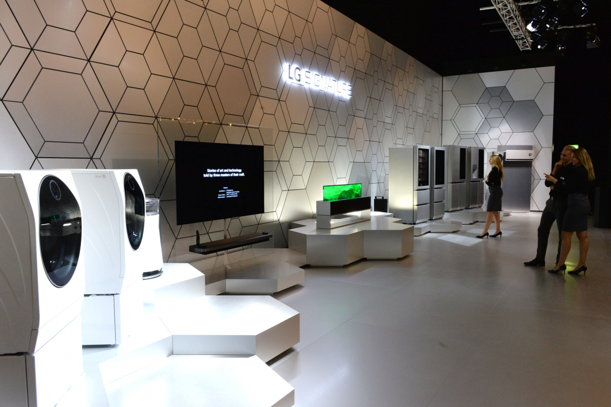 ▲독일 베를린에서 6~11일까지 열리는 IFA 2019 전시회에서 모델들이 이탈리아 유명 건축가 '마리밀리아노 푹사스'와 함께 조성한 초프리미엄 'LG 시그니처' 부스를 소개하고 있다. (사진제공=LG전자)