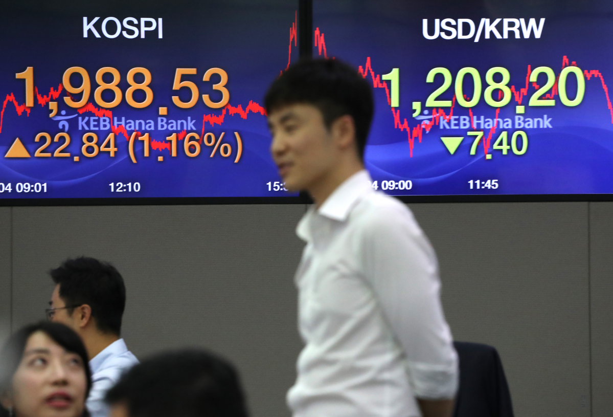 ▲코스피가 22.84포인트 상승한 1,988.53으로 장을 마감한 4일 오후 서울 중구 KEB 하나은행 딜링룸에서 딜러들이 업무에 한창이다.(연합뉴스)
