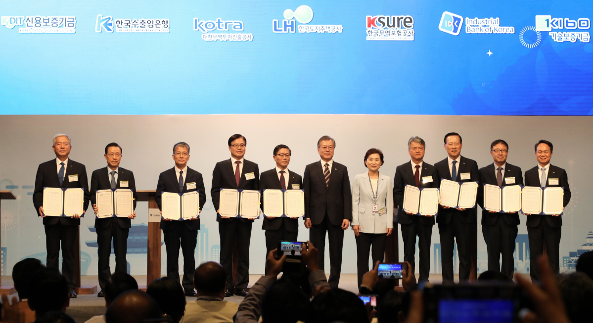 ▲(왼쪽부터) 김동만 한국산업인력공단 이사장, 윤대희 신용보증기금 이사장, 강승중 한국수출입은행 전무이사, 권평오 대한무역투자진흥공사 사장, 변창흠 한국토지주택공사 사장, 문재인 대통령, 김현미 국토교통부 장관, 이인호 한국무역보험공사 사장, 김도진 중소기업은행 은행장, 정윤모 기술보증기금 이사장, 진옥동 신한은행 은행장이 4일 미얀마 양곤 롯데호텔에서 열린 미얀마 진출기업 지원 및 한­미얀마 경제협력을 위한 One Team KOREA 업무협약’에서 기념사진을 찍고 있다.(사진제공=신용보증기금)