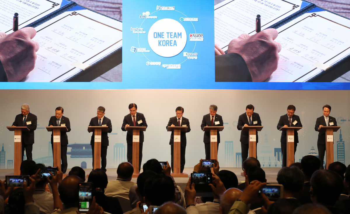▲협약에 참여한 기보, LH 등 공공기관 관계자들이 협약서에 서명하고 있다. 사진제공=기술보증기금