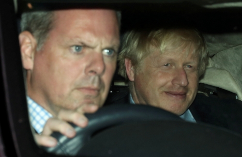 ▲보리스 존슨(오른쪽) 영국 총리가 4일(현지시간) 하원을 나서는 승용차에 탄 가운데 쓴웃음을 짓고 있다. 하원은 이날 노 딜 브렉시트를 방지하는 법안을 통과시킨 것은 물론 존슨 총리의 조기 총선 시도도 차단했다. 런던/로이터연합뉴스
