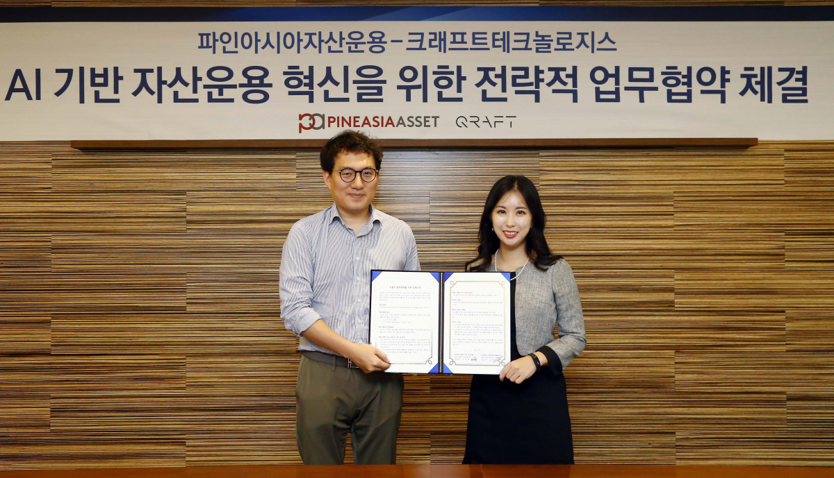 ▲이수형 파인아시아자산운용 대표이사와 김형식 크래프트테크놀로지스 대표이사가 만나 AI기반 자산운용 혁신을 위한 전략적 업무협약을 체결하고 기념사진을 촬영하고 있다.(사진제공=파인아시아자산운용)