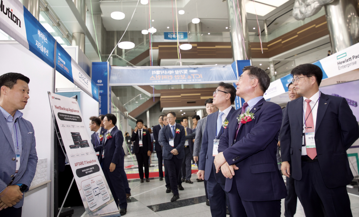 ▲4일 나주에서 열린 빛가람 에너지밸리 ICT & 보안 콘퍼런스 참석자들이 행사장을 둘러보고 있다.(출처=한전KDN)