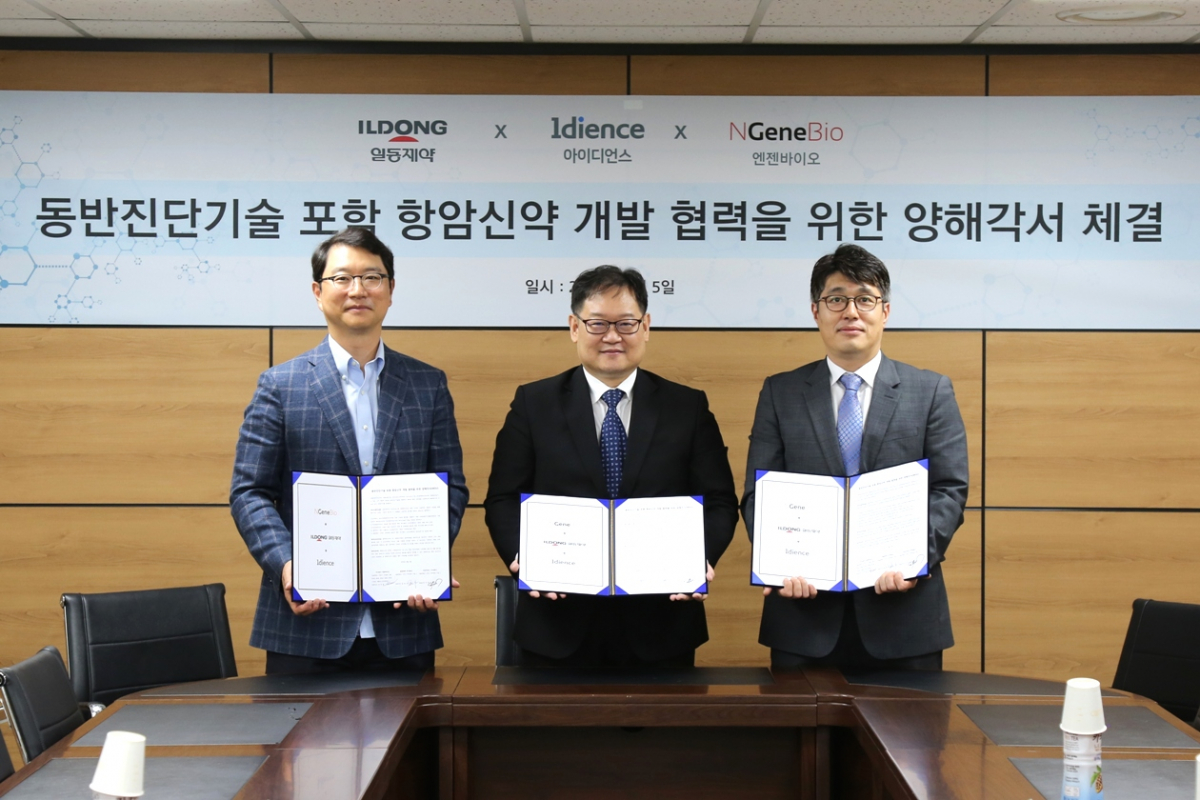 ▲윤웅섭 일동제약 대표, 이원식 아이디언스 대표, 최대출 엔젠바이오 대표가 양해각서 서명 후 기념사진을 찍고 있다.(사진제공=일동제약)