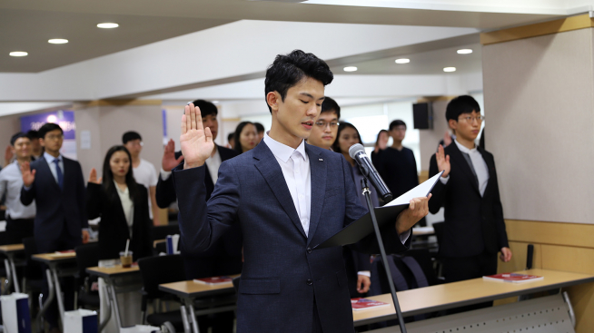 ▲4일 한국공인회계사회관에서 열린 제54회 공인회계사 시험 합격자 축하행사에서  올해 공인회계사 합격생들이 ‘공인회계사의 다짐’을 낭독하고 있다.