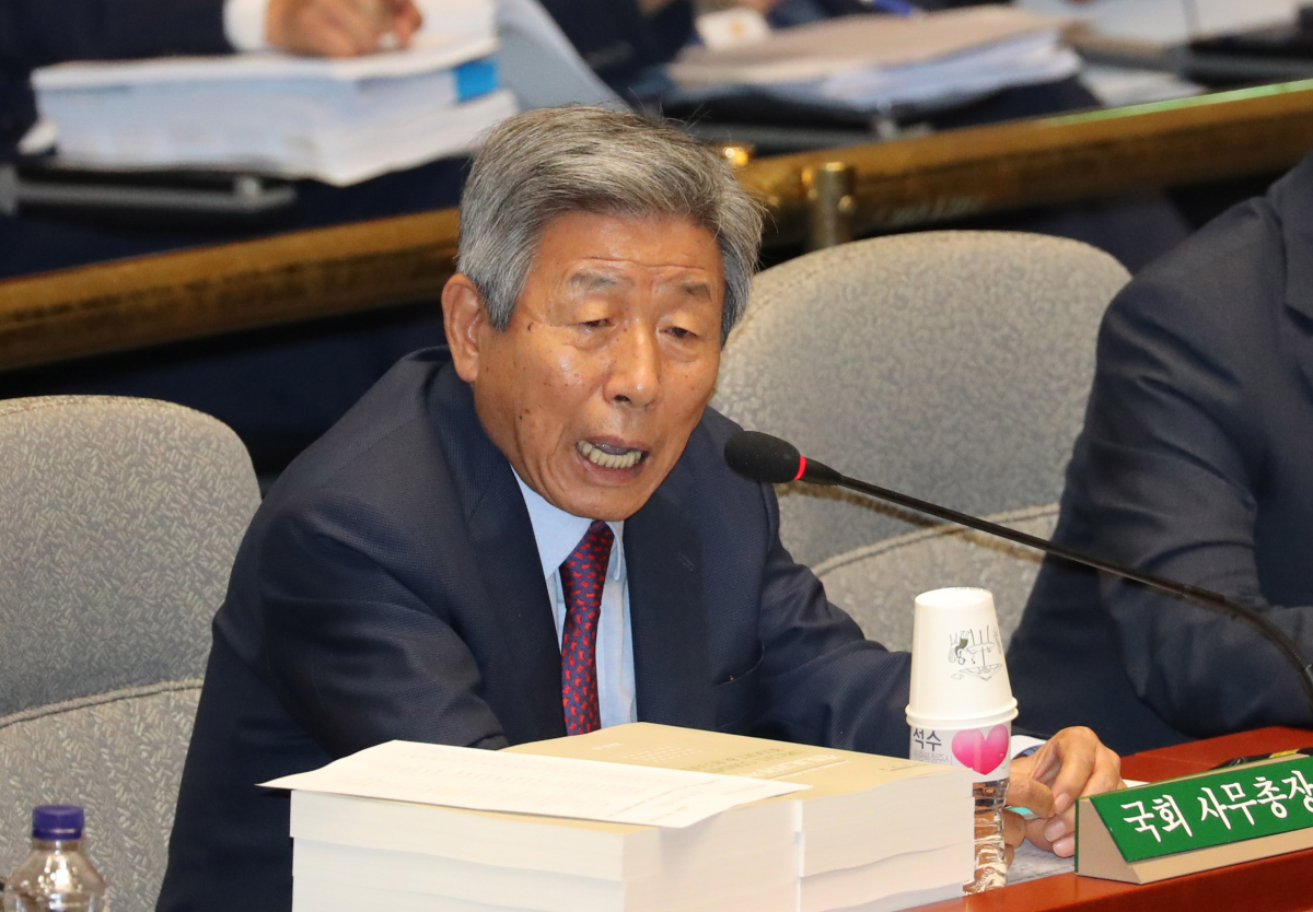 ▲유인태 국회 사무총장이 5일 오전 열린 국회 예결위 전체회의에서 조국 간담회 대관 '내규위반' 논란에 대한 의원 질의에 답변하고 있다. (연합뉴스)