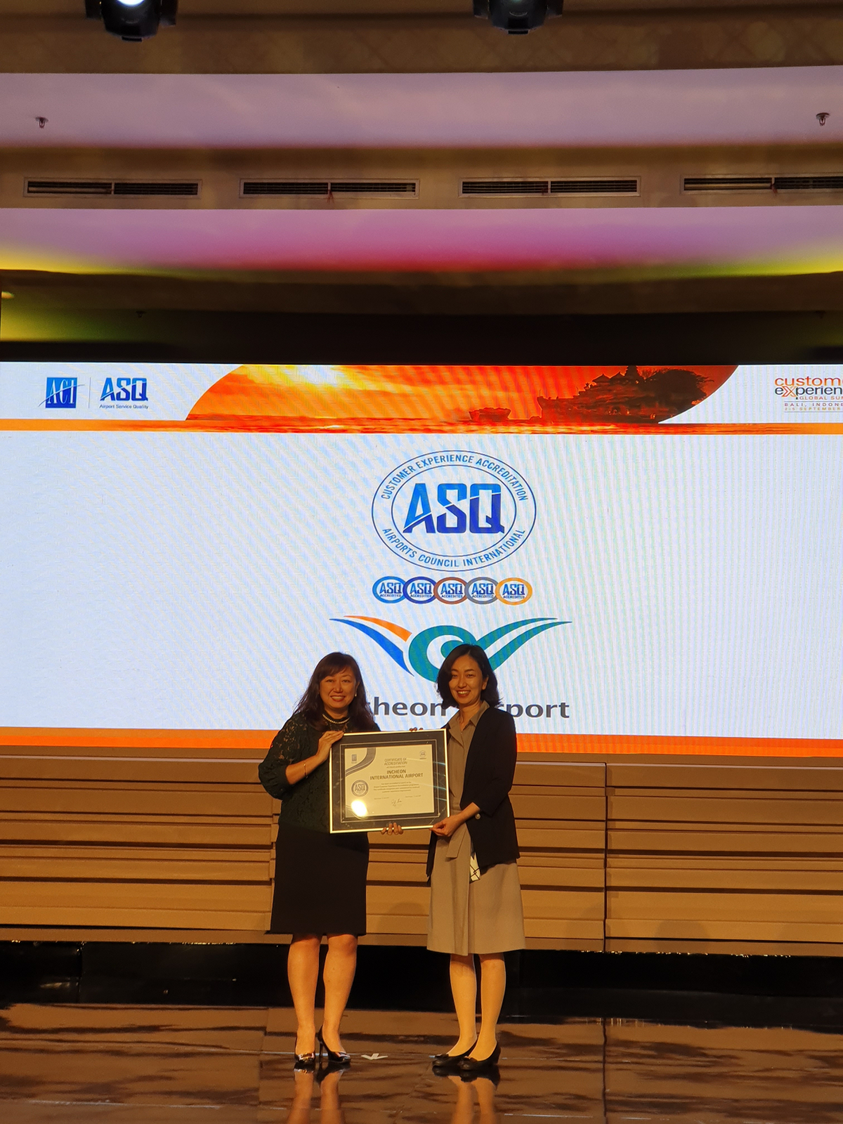 ▲지난 4일(현지시각) 인도네시아 발리에서 국제공항협의회(ACI, Airports Council International) 주관으로 열린 ACI Customer Experience Global Summit 시상식에서 인천공항공사 박수연 CS관리팀장(사진 오른쪽)이 국제공항협의회 Ada Tse 아태지역 부지부장(사진 왼쪽)으로부터 ‘고객경험인증제’ 현 최고단계인 2단계 인증패를 수여받고 있다.(인천국제공항공사)