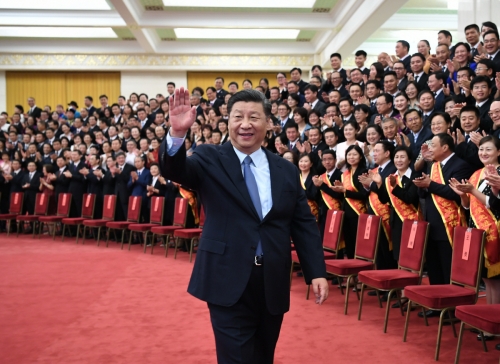 ▲시진핑 중국 국가주석이 2일(현지시간) 베이징 인민대회당에서 열린 적십자 전국대표대회에 참석해 손을 들어보이고 있다. 베이징/신화뉴시스
