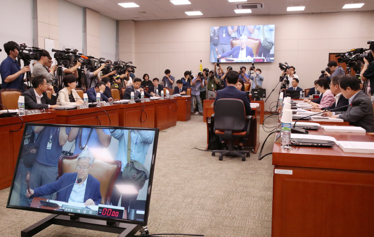 ▲5일 국회에서 열린 법제사법위원회 전체회의에서 여상규 위원장이 의사봉을 두드리고 있다. (연합뉴스)