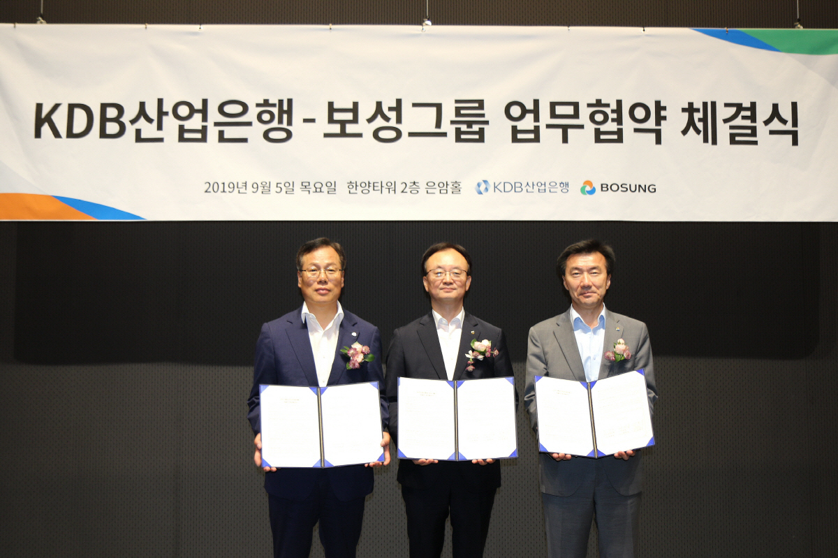▲보성그룹은 KDB산업은행과 ‘묘도 동북아 LNG 허브 터미널 조성’ 등 에너지 및 지역개발사업에 대한 상호 협력체계 구축을 위한 업무협약을 체결했다. 왼쪽부터 한양 채정섭 대표이사 사장, KDB산업은행 임맹호 자본시장부문장, 보성산업·서남해안기업도시개발 김한기 대표이사 부회장.(사진 제공=보성그룹)