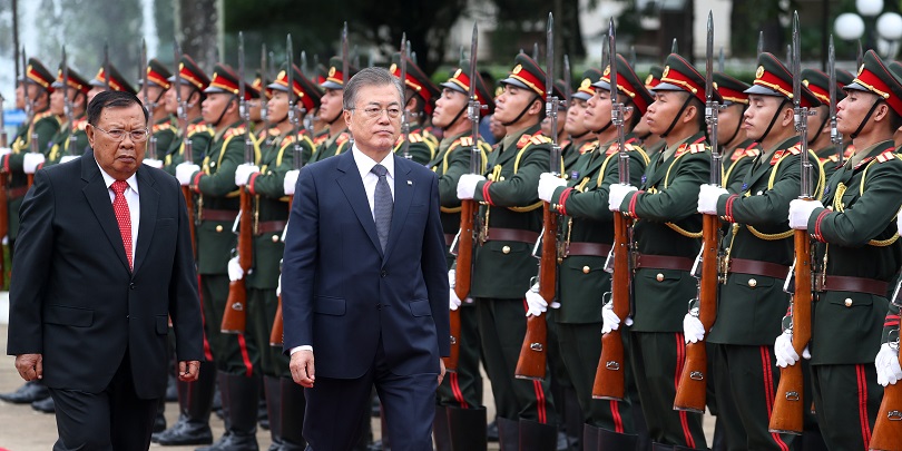 ▲라오스를 국빈방문한 문재인 대통령이 5일(현지시간) 비엔티안 대통령궁에서 분냥 보라치트 대통령과 의장대 사열을 하고 있다.(비엔티안/연합뉴스)