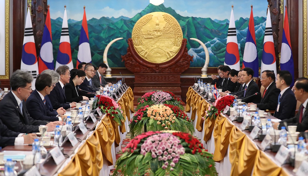 ▲문재인 대통령과 분냥 보라치트 라오스 대통령이 5일(현지시간) 비엔티안 대통령궁에서 정상회담을 하고 있다.(비엔티안/연합뉴스)