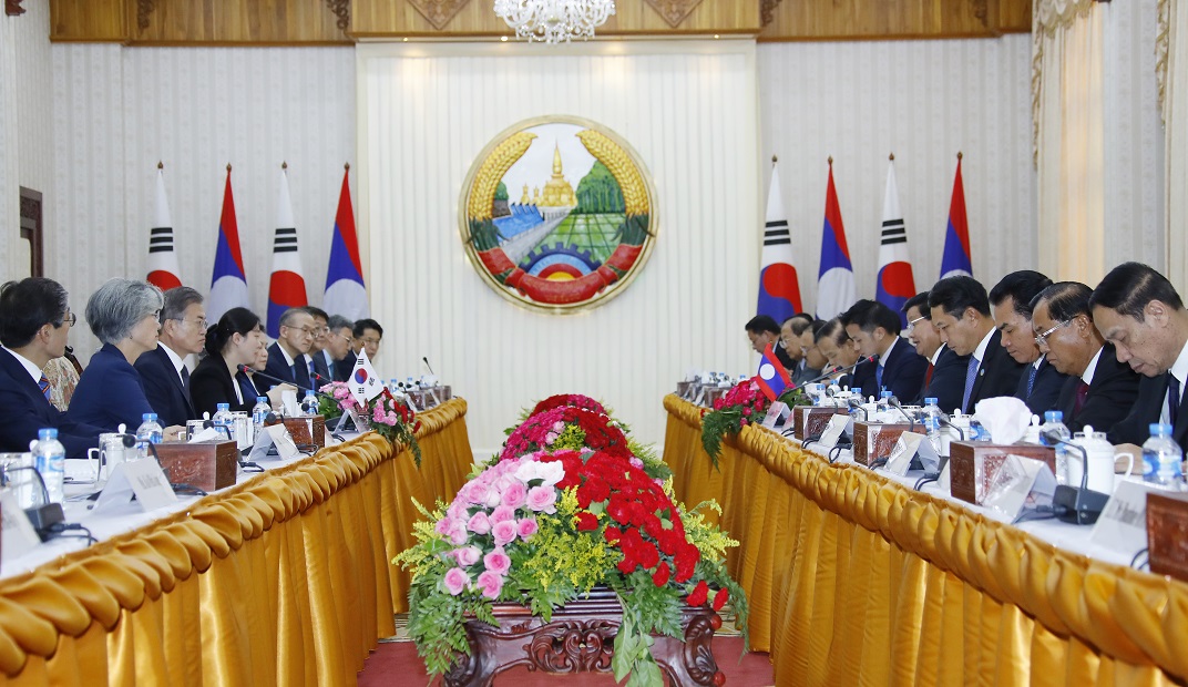 ▲라오스를 국빈방문 중인 문재인 대통령이 5일 오후(현지시간) 라오스 수도 비엔티안 시내 총리실에서 통룬 시술릿 총리와 면담하고 있다.(비엔티안/연합뉴스)
