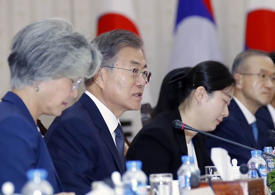 ▲라오스를 국빈방문 중인 문재인 대통령이 5일 오후(현지시간) 라오스 수도 비엔티안 시내 총리실에서 통룬 시술릿 총리와 면담하고 있다.(비엔티안/연합뉴스)