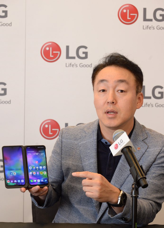 ▲LG V50S 씽큐 선보이는 LG전자 MC사업본부 윤동한 상품기획담당 상무 (사진제공=LG전자)
