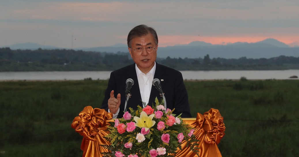 ▲라오스를 국빈방문 중인 문재인 대통령이 5일 오후 비엔티안시 메콩강변 사업현장에서 '한-메콩 협력 구상'을 발표하고 있다.(비엔티안/연합뉴스)