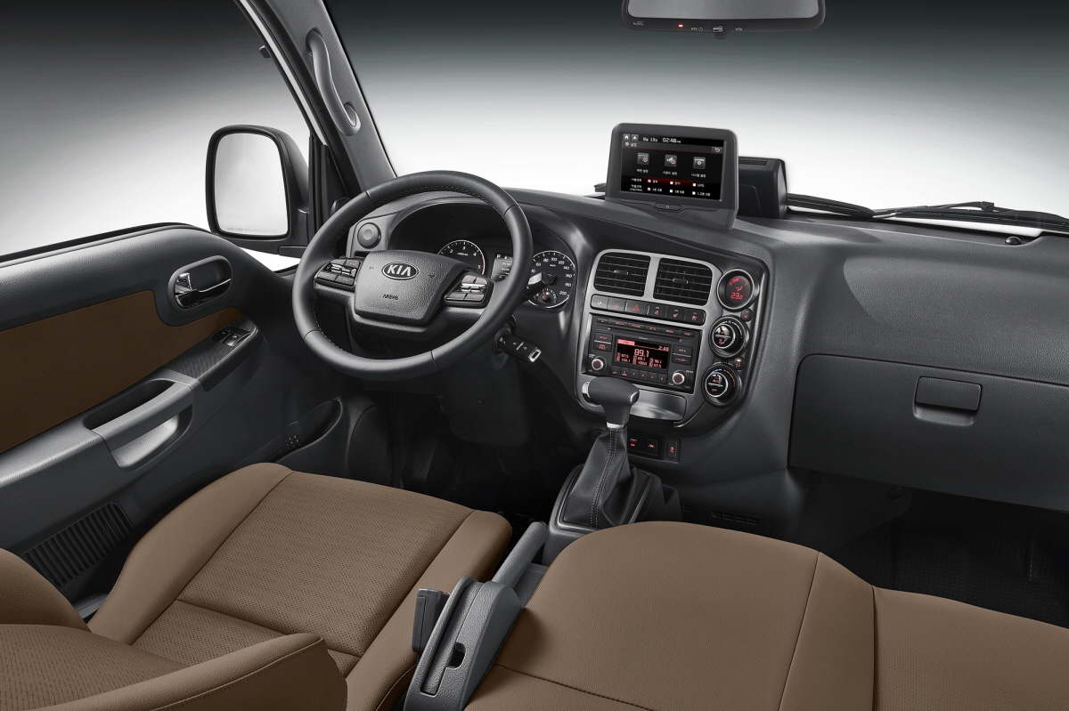 ▲봉고 시리즈 가운데 처음으로 플로팅 타입의 3.5인치 클러스터가 선 보였다. (사진제공=기아차)