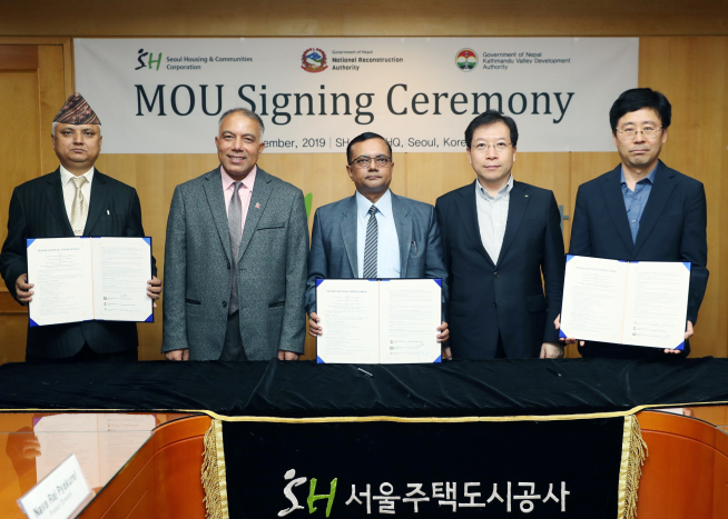 ▲김세용 SH공사 사장(왼쪽에서 네 번째)은 5일 개포동 본사에서 네팔 정부기관 관리들과 공공주택, 도시개발, 스마트시티 등에 관한 업무협약을 체결했다.(사진 = SH공사)