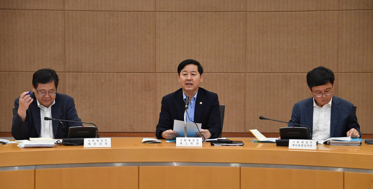 ▲구윤철 기획재정부 2차관이 6일 서울 서초구 서울지방조달청에서 '범정부 예산안 대응 TF 회의'를 주재하고 모두발언을 하고 있다.(사진제공=기획재정부)