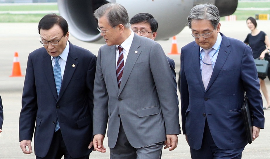 ▲동남아 3개국 순방 후 귀국한 문재인 대통령이 6일 오후 서울공항에서 더불어민주당 이해찬 대표, 노영민 비서실장 등과 대화하며 이동하고 있다. 왼쪽부터 이해찬 대표, 문 대통령, 노영민 비서실장.(연합뉴스)