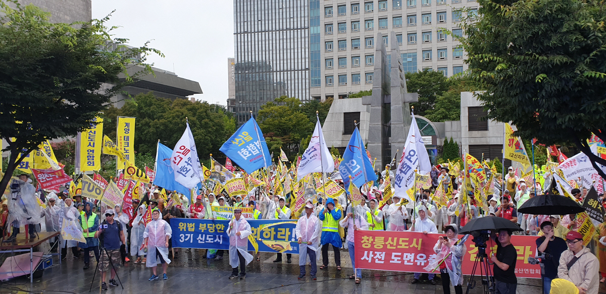 ▲3기 신도시 전면 백지화 연합대책위원회와 공공주택지구 전국연대 대책협의회, 일산·운정신도시연합회는 7일 오후 서울 종로구 세종로공원에 모여 ‘문재인 정부의 제3기 신도시 전면 백지화 투쟁 촛불집회’를 열었다. (사진 제공=공공주택지구 전국연대 대책협의회)