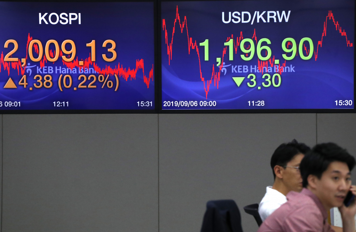 ▲코스피가 4.38포인트 오른 2009.13으로 장을 마감한 6일 오후 서울 중구 KEB 하나은행 딜링룸에서 딜러들이 업무를 보고 있다.(연햡뉴스)