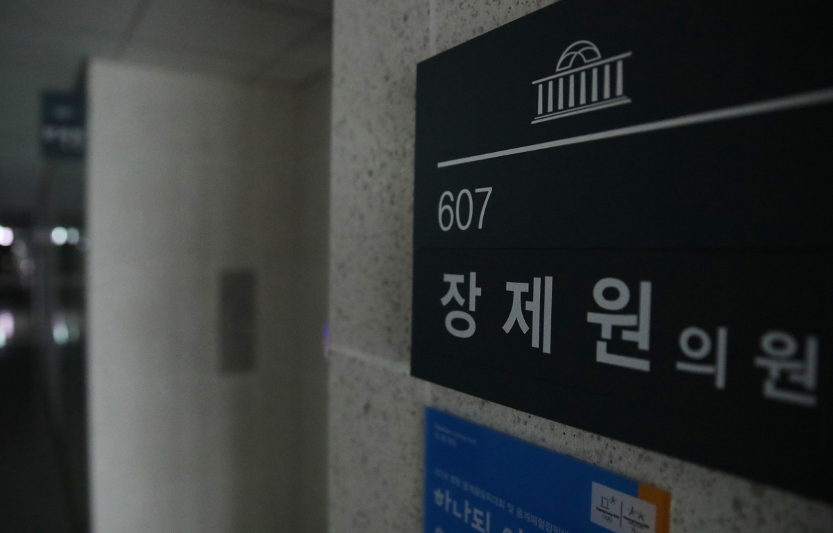 ▲8일 오후 국회 의원회관 자유한국당 장제원 의원실 문이 닫혀 있다. 지난 7일 장 의원의 아들인 래퍼 장용준 씨가 음주운전 사고를 낸 사실이 적발됐다. 음주측정 결과 장씨의 혈중알코올농도는 0.08% 이상으로 면허취소 수준이었던 것으로 확인됐다. (연합뉴스)