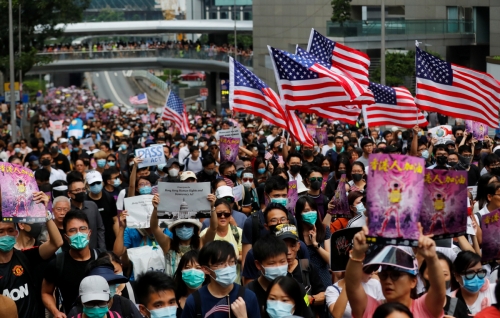 ▲8일(현지시간) 미국 성조기를 든 홍콩 시위대가 미국 총영사관을 향해 행진하고 있다. 홍콩/로이터연합뉴스 
