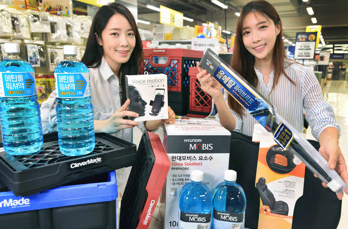 ▲9일 서울 등촌동 홈플러스 강서점에서 모델들이 차량용품을 선보이고 있다.(사진제공=홈플러스)