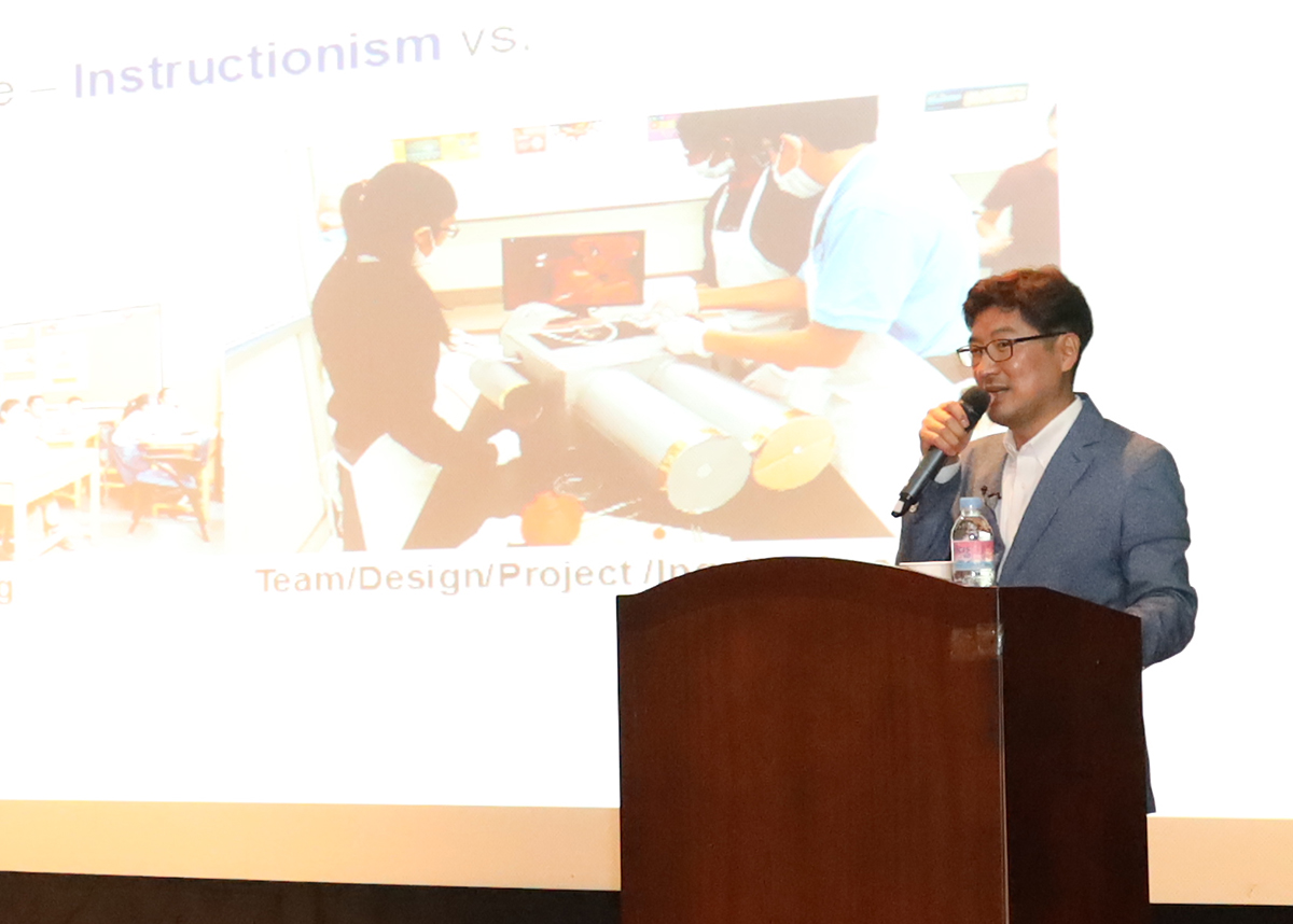 ▲지난 6일 롯데백화점 영등포점에서 열린‘웅진씽크빅 AI수학 6만 회원 돌파 기념 특강’에서 폴 김 교수가 강연하고 있다.(사진제공=웅진씽크빅)