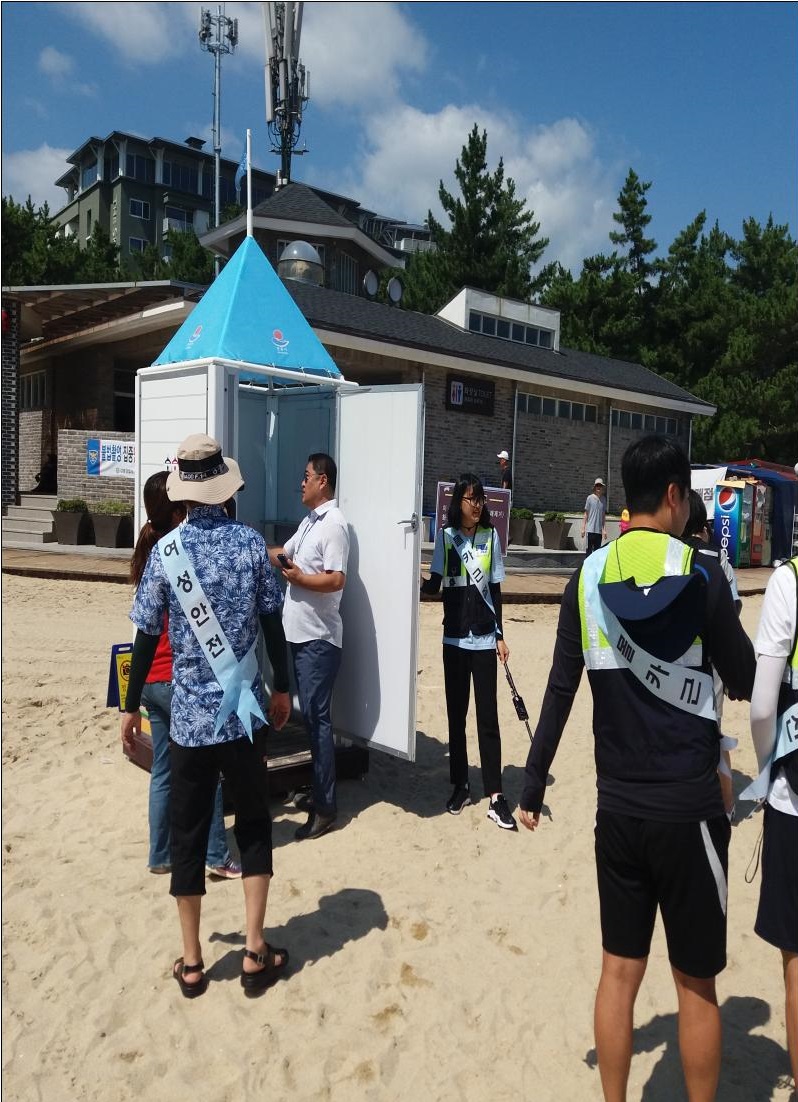 ▲여성가족부와 관할경찰서가 지난 8월 9일 해수욕장 공용 탈의실에서 단속을 실시하고 있다.(사진제공=여성가족부)