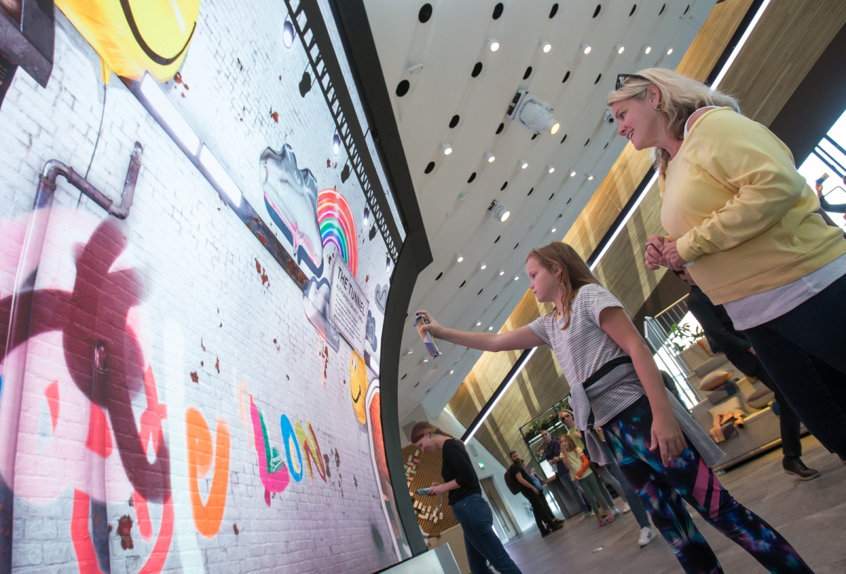 ▲삼성 킹스크로스의 파운드리. 파운드리 정면에 위치한 세로 모양으로 휘어진 초대형 스크린에서는 갤럭시 스마트폰을 스프레이 캔처럼 사용해 원하는 그림을 그릴 수 있다.  (사진제공=삼성전자)