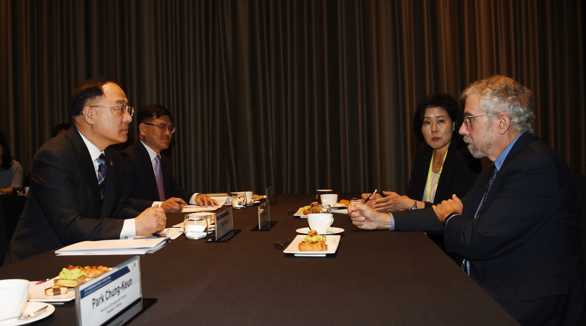 ▲홍남기 경제부총리 겸 기획재정부 장관(왼쪽)이 9일 여의도 콘래드호텔에서 열린 '2019 경제발전경험공유시업(KSP) 성과공유 컨퍼런스' 참석차 방한한 폴 크루그먼미국 뉴욕시립대 교수와 면담하고 있다.(사진제공=기획재정부)