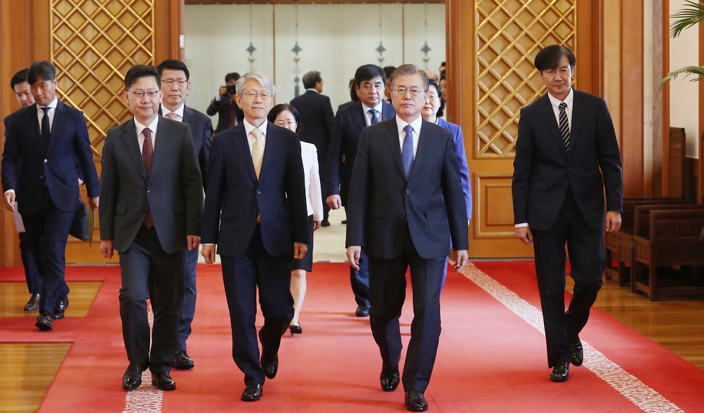 ▲문재인 대통령이 9일 오후 청와대에서 조국 신임 법무부 장관 등에게 임명장을 수여한 후 간담회장으로 이동하고 있다.(연합뉴스)