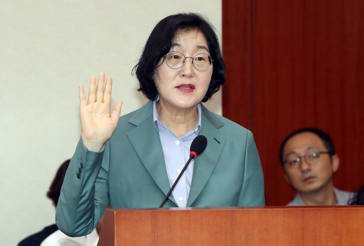 ▲지난 8월 30일 오전 서울 여의도 국회에서 열린 여성가족부 장관 인사청문회에서 이정옥 당시 후보자가 선서를 하고 있다.(뉴시스)