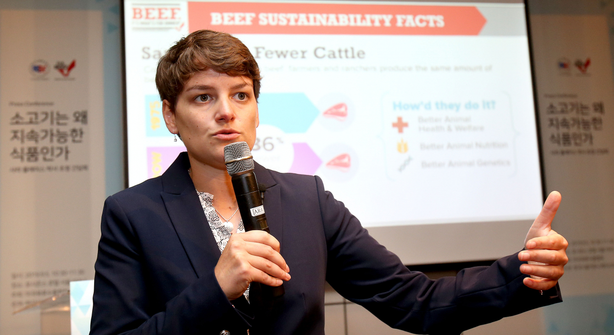 ▲소고기 지속가능성에 대해 설명 중인 사라 플레이스 박사(한국식품커뮤니케이션포럼)