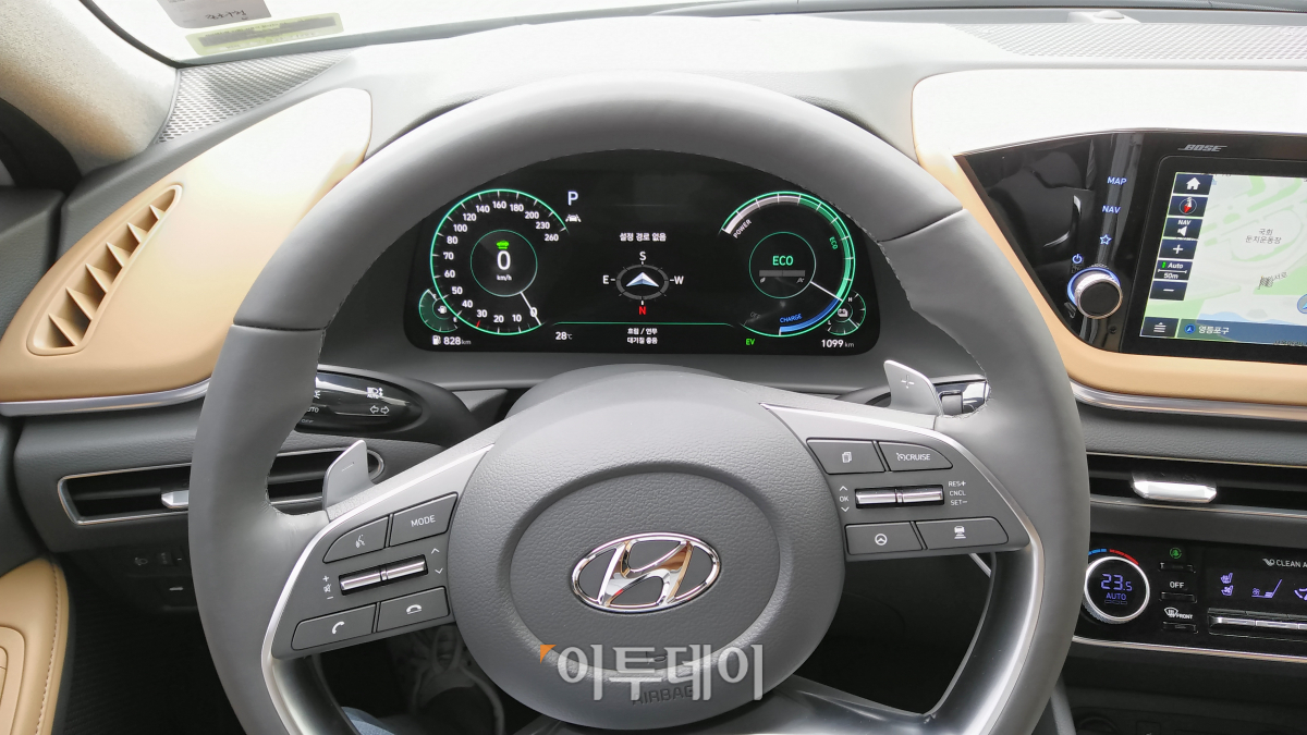 ▲외관은 일반 쏘나타 2.0 모델과 비교해 큰 차이가 없다. 스포티한 외관과 실내 디자인, 편의사양도 그대로다. (유창욱 기자 woogi@)