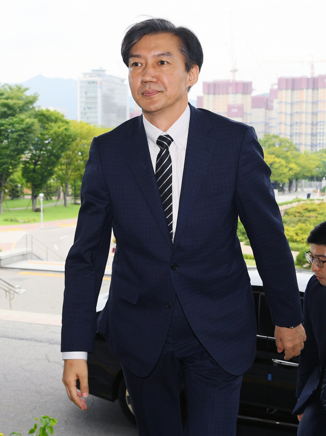 ▲조국 신임 법무부 장관이 취임식에 참석하기 위해 9일 오후 경기 과천시 법무부로 들어서고 있다.(뉴시스)