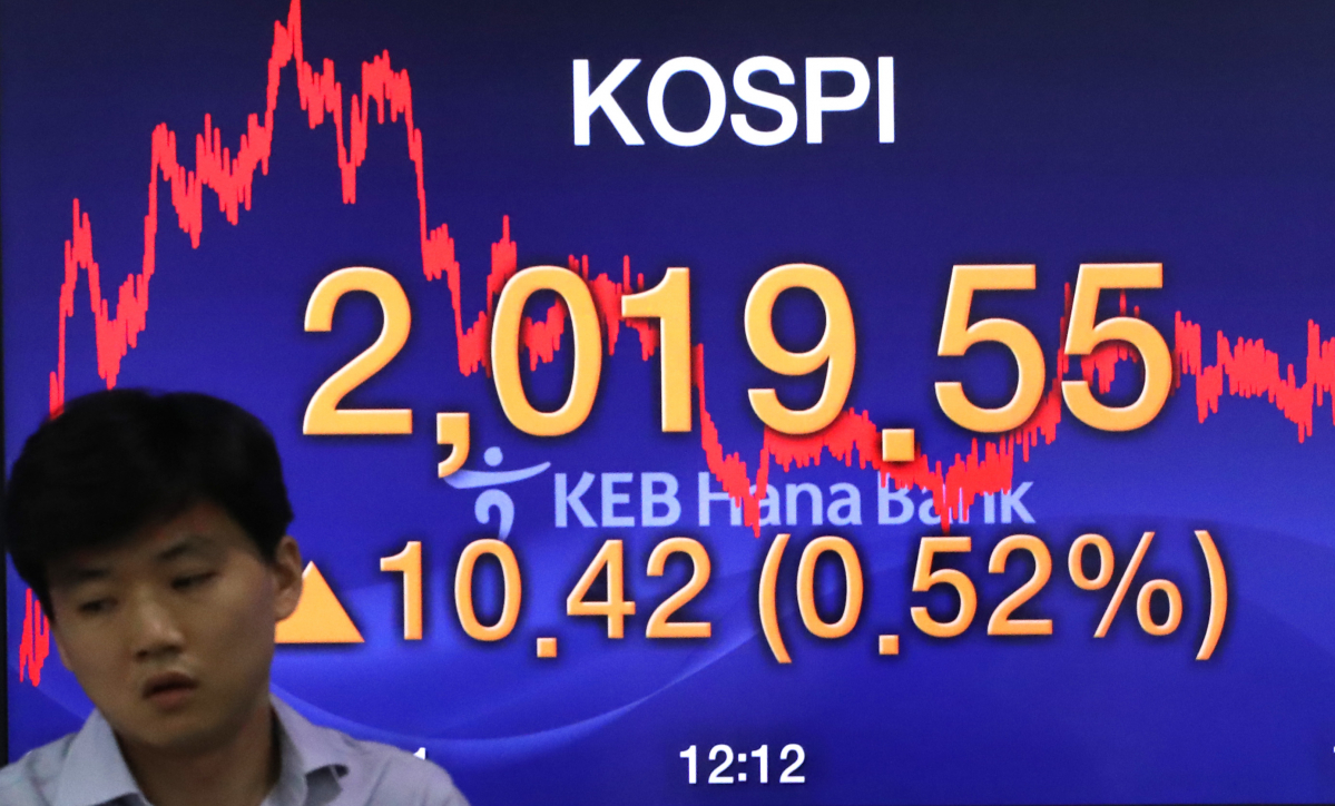 ▲코스피가 10.42포인트 상승한 2019.55로 장을 마감한 9일 오후 서울 중구 KEB 하나은행 딜링룸 모습이다.(연합뉴스)