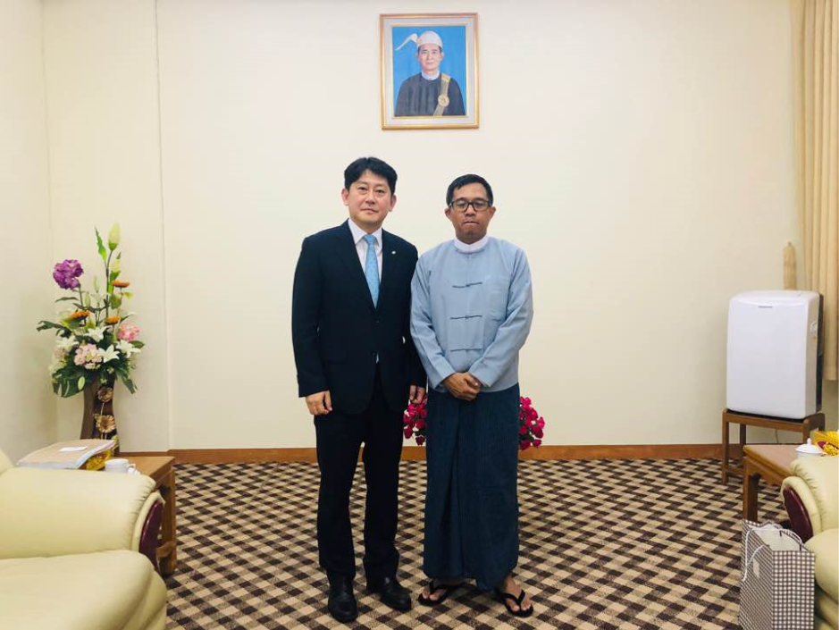 ▲유광열 금융감독원 수석부원장(왼쪽)이 보 보 응에 미얀마중앙은행(CBM) 부총재와 9일 미얀마 양곤에서 만나 회의를 하고 있다.(사진제공=금융감독원)