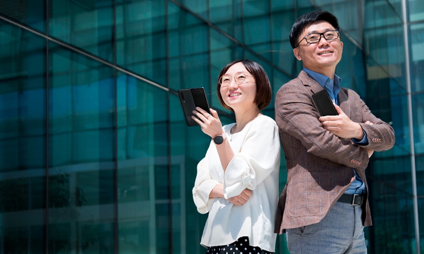 ▲삼성전자 무선사업부 전략파트너개발그룹 박지선 상무(오른쪽)와 프레임워크그룹 정혜순 상무(왼쪽)(사진=삼성전자 뉴스룸)