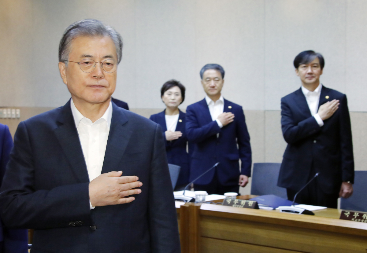 ▲문재인 대통령과 조국 법무부 장관 등이 10일 오전 성북구 한국과학기술연구원(KIST)에서 열린 현장 국무회의에서 국기에 경례하고 있다. (연합뉴스)