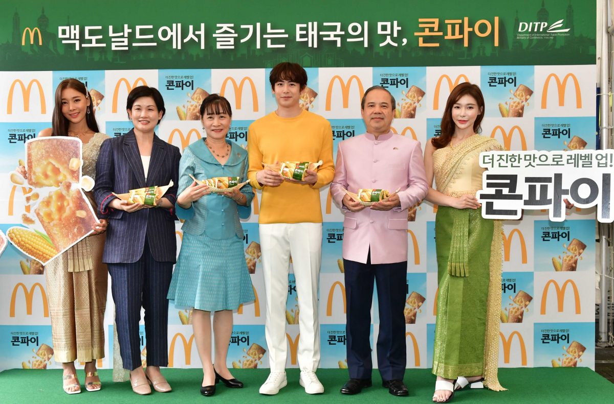 ▲10일 맥도날드에서 즐기는 태국의맛’ 행사에 참석한 씽텅 주한 태국대사 부부, 한국맥도날드 조주연사장과 아이돌 그룹 2PM의 멤버 닉쿤이 포즈를 취하고 있다.